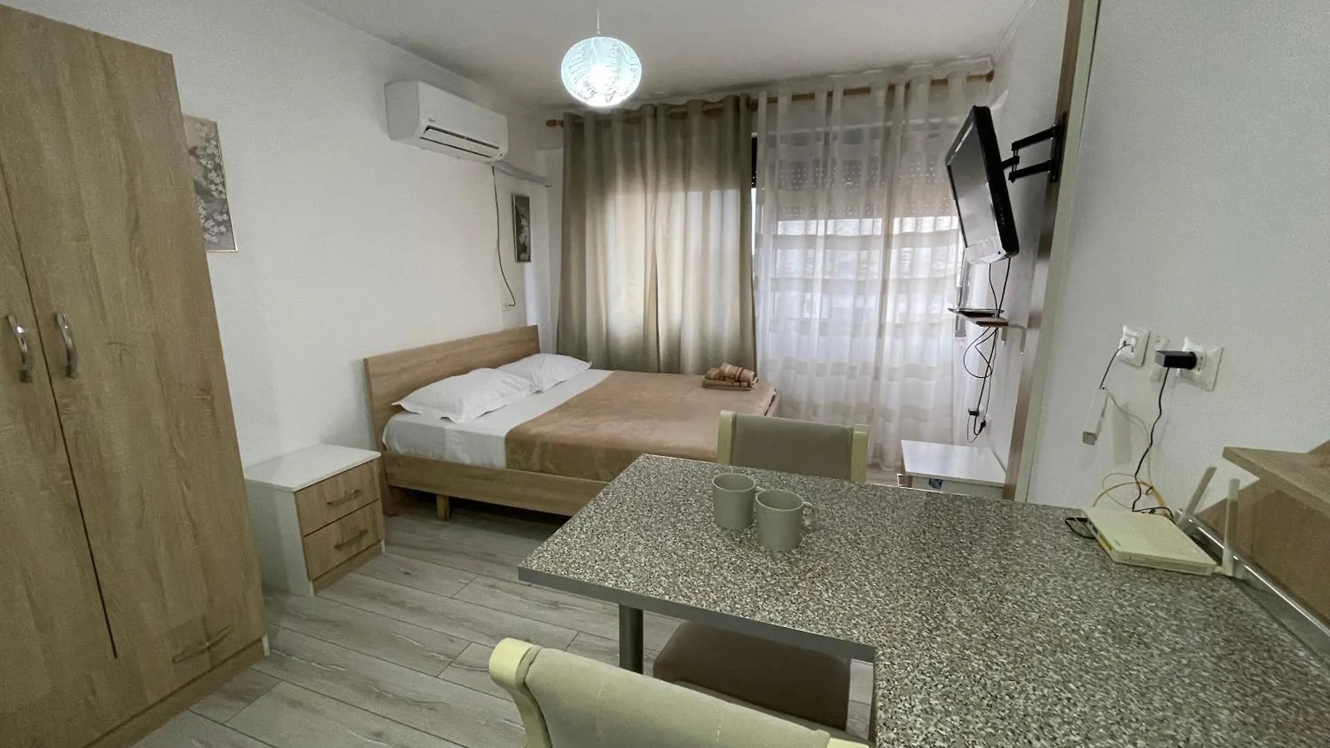 Downtown Modern Studio Apartment Tirana 0*,