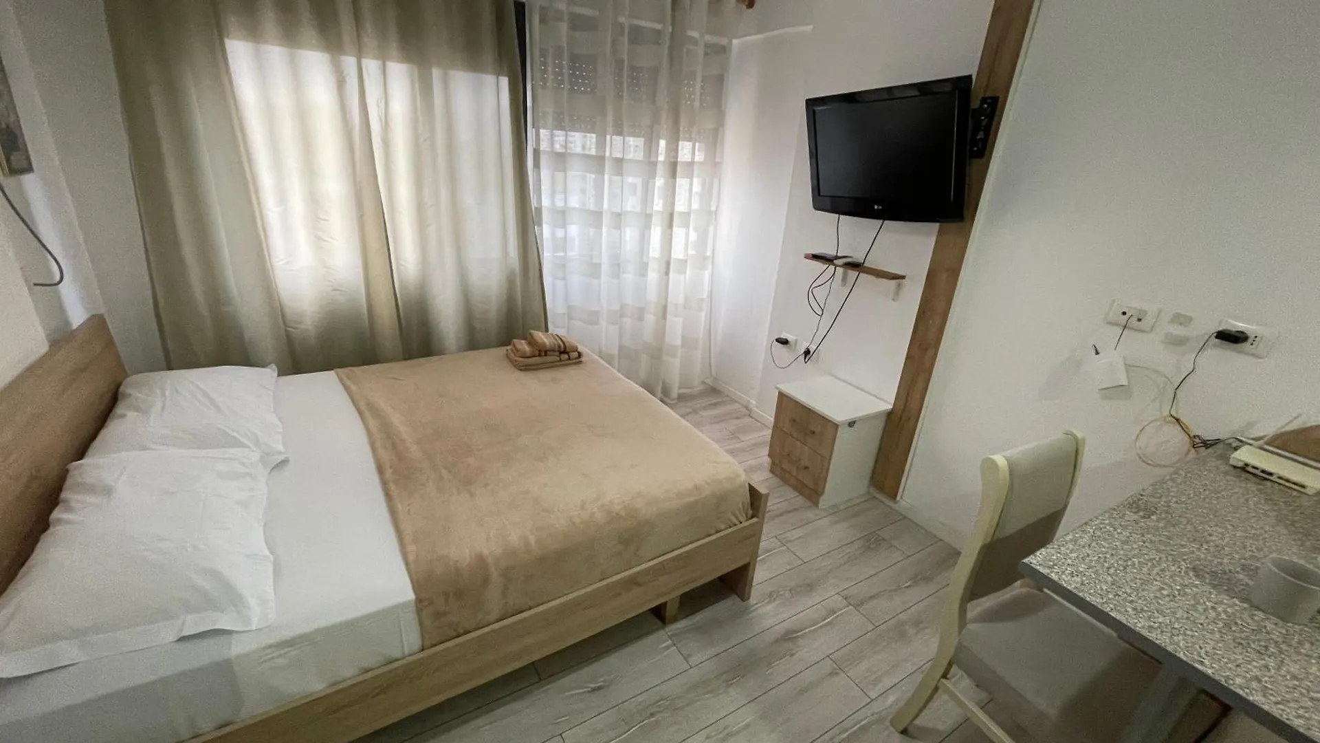 Downtown Modern Studio Apartment 地拉那