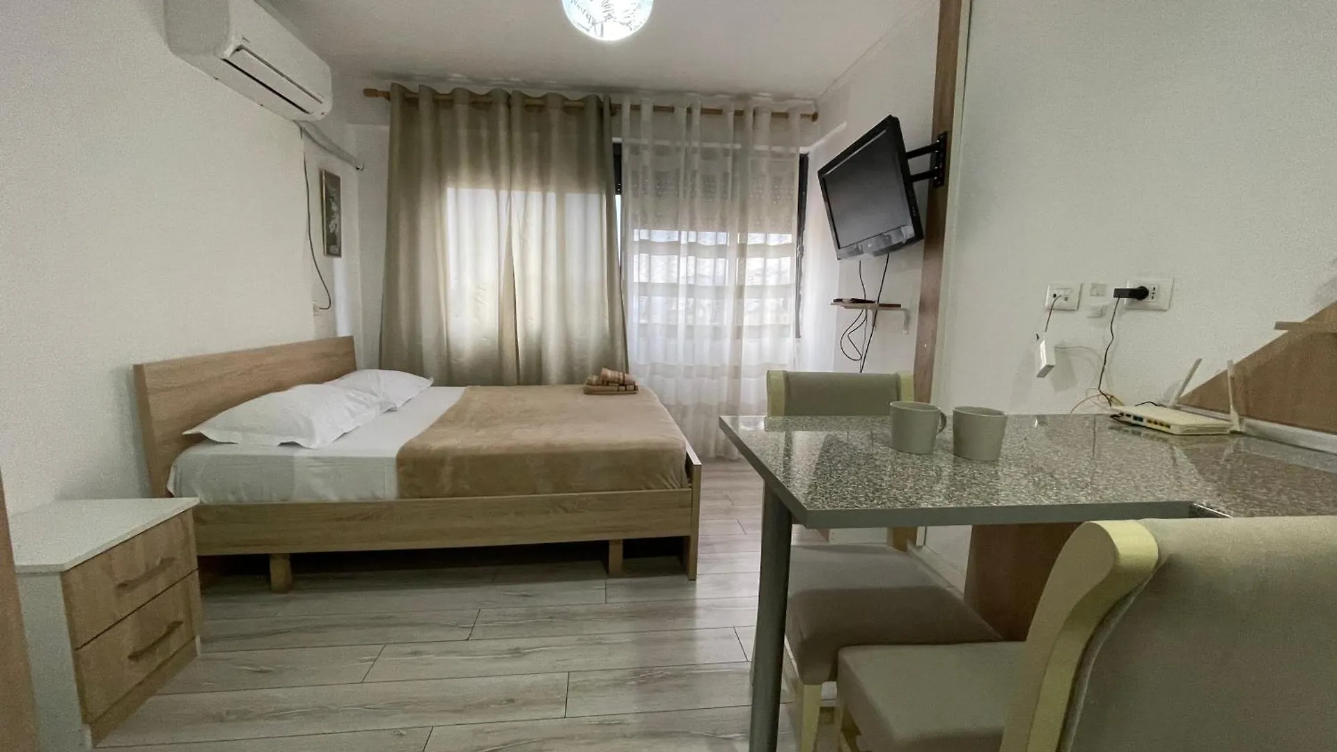 Downtown Modern Studio Apartment 地拉那