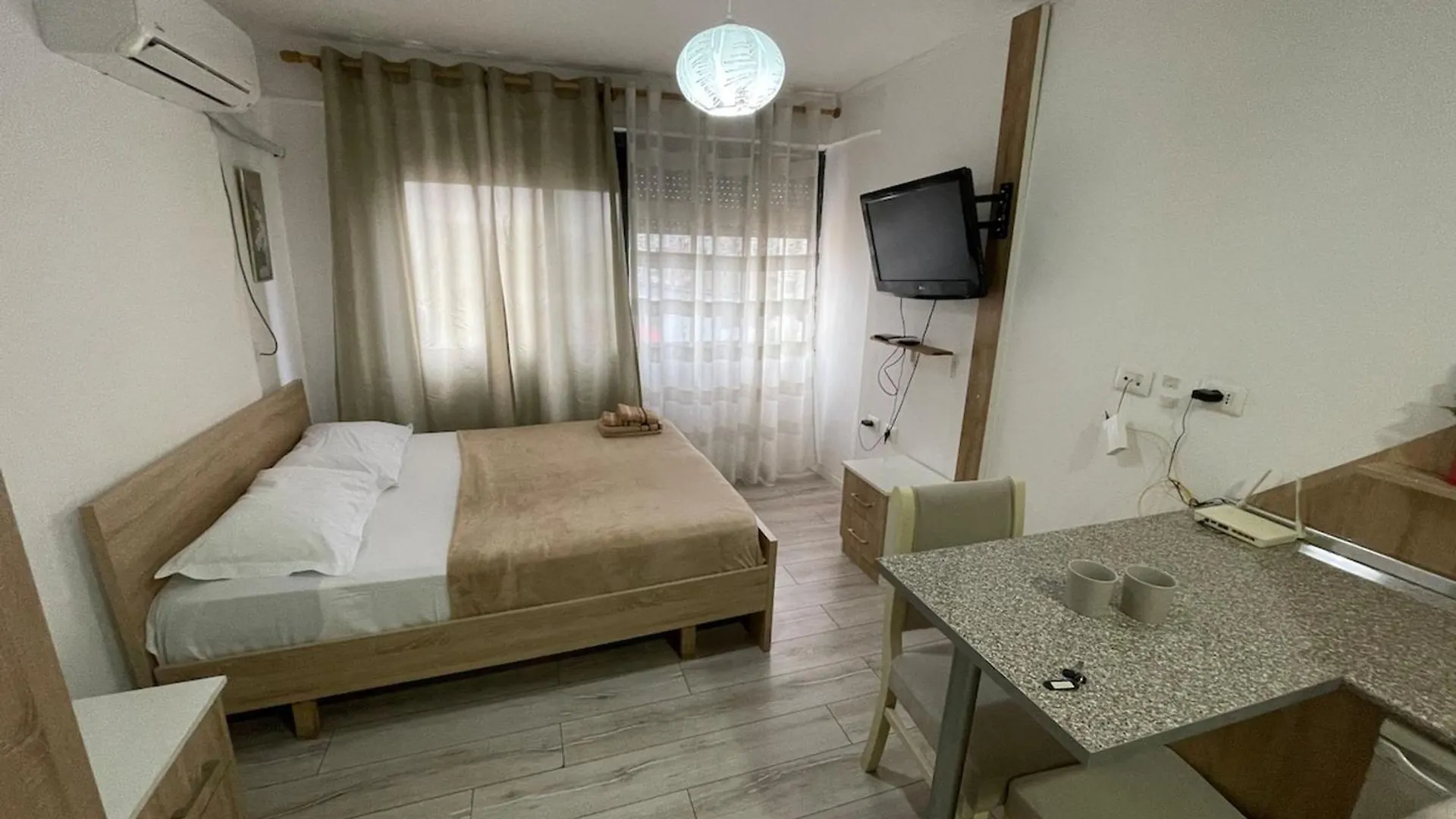 Piazza Downtown Cozy Studio 티라나